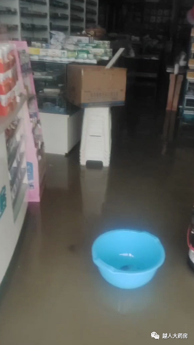 风雨同舟,“越”来“越”好--越人集团各领导慰问受灾门店!